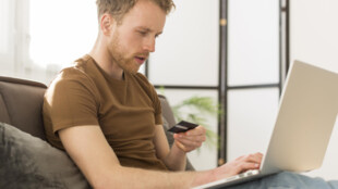 Mladá skupina lidí si přišla na 300 tisíc korun podvodnými inzeráty