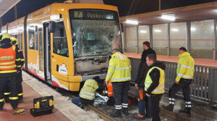 Na Svinovských mostech v Ostravě se srazily dvě tramvaje, řidičku vyprošťovali