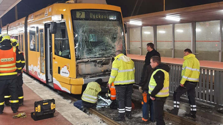 Na Svinovských mostech v Ostravě se srazily dvě tramvaje, řidičku vyprošťovali
