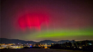 Vzácná podívaná na noční obloze. Polární záře nad MS krajem byla vidět i přes světla měst