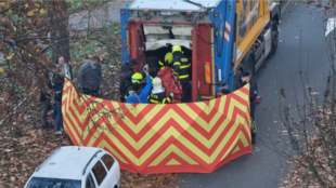 Popeláři v Ostravě-Porubě vysypali kontejner s mužem, který v něm spal