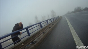 Stál za zábradlím mostu s připraveným provazem. Všímavost občana zachránila lidský život