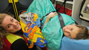 Do nemocnice to nestihli. Chlapeček se narodil doma za pomoci posádek ZZS