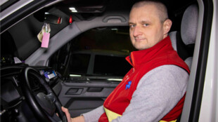 Ležela na kolejích a prý už nechtěla žít. Řidič sanitky FNO zachránil bezradnou ženu