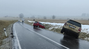 Sypače i další auta mimo silnici. Ledovka opět potrápila řidiče na severu Moravy