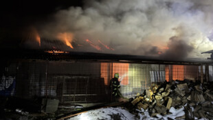 Požár střechy bývalé tržnice v Petrovicích u Karviné zaměstnal 8 jednotek hasičů