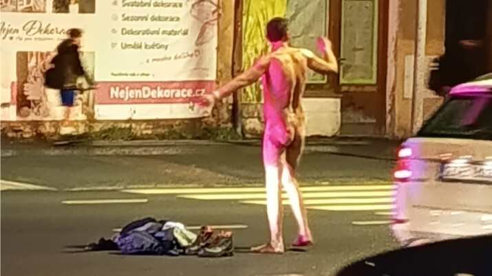 Naháč řídil dopravu na frekventované silnici v Opavě