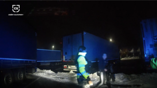 Ostravští celníci pronásledovali rychlé auto na dálnici. Našli drogy a zbraň