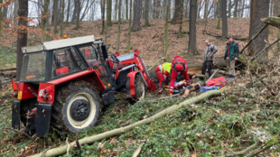 Muže zranil při práci v lese strom. Záchranáři ho našli díky aplikaci Záchranka