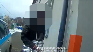 Bez kalhot v mrazu. Strážníci v Porubě zachraňovali muže bez domova