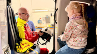 Záchranáři ocenili osmiletou hrdinku, která mobilem přivolala pomoc k nehodě