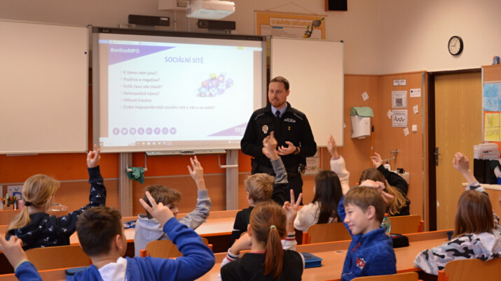 Jak na sítě bezpečně? Ostravští strážníci učí děti, jak se nenechat nachytat v kyberprostoru