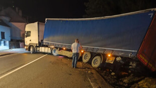 Polský řidič kamionu havaroval na Opavsku. Jel rychle a nevybral zatáčku v obci