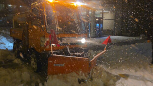 Noční sněžení v Moravskoslezském kraji zkomplikovalo dopravu, sníh polámal stromy