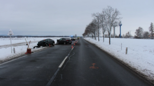 Vjel do protisměru a čelně se srazil s protijedoucím autem. Nehoda si vyžádala tři zraněné