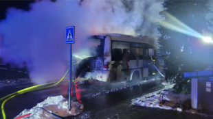 Hořel motor, sedačky a zadní část kabiny. Pět lidí se dostalo ven z hořícího autobusu