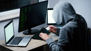 Sliboval nové zákazníky, místo toho firmy podvedl a obral o několik tisíc