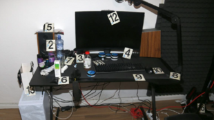 Vydávali se za dívku a žádali muže o nahé fotky. Pak začalo vydírání