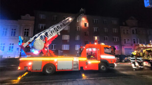 21 evakuovaných při nočním požáru bytu na Opavsku, hořelo v kuchyni