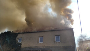 Sousedé vytáhli muže z hořícího domu, bohužel bez známek života