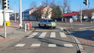 82letého cyklistu bez přilby srazilo auto. Přejížděl silnici na červenou