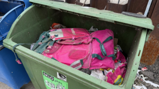 Za nezodpovědné lidi platí celé město. Opava dala zámky na kontejnery na sklo