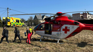 31letý muž spadl ze střechy a vážně se zranil. Záchranáři zasahovali u pádů z výšek