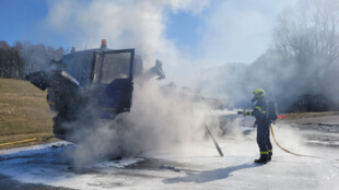 Nákladní auto začalo hořet za jízdy. Řidič se zranil při snaze uhasit požár