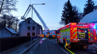 Požár rodinného domu na Bruntálsku zaměstnal pět jednotek hasičů