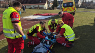 Jedenáctiletý chlapec vběhl pod auto. Byl vrtulníkem transportován do nemocnice