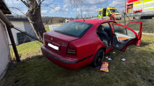 Vážná nehoda v Těrlicku: škodovka skončila mimo silnici, zranily se dvě ženy