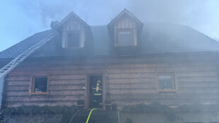 V Dolní Lomné hořel rodinný dům, zásah trval přes pět hodin