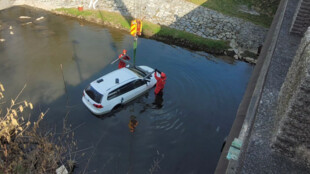 Osobní vůz skončil v řece Jičínce, hasiči ho museli vytáhnout jeřábem