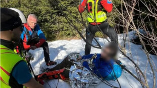 Vrtulník zachraňoval v Beskydech zraněné turisty ze zledovatělých cest