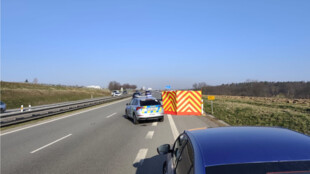 Tělo pohřešovaného seniora leželo v příkopu u silnice 1/11. Kriminalisté pátrají po svědcích