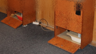 V restauraci prý usnul na záchodě, ve skutečnosti ale vykrádal automaty