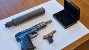 Nejmenší samonabíjecí pistole na světě i metrový náboj. Zbraňová amnestie v MS kraji odhalila unikáty