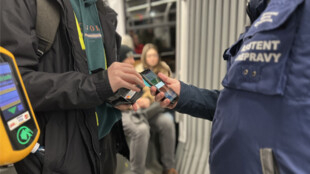Desítky lidí bez platné jízdenky vyloučily z ostravské MHD další noční kontroly