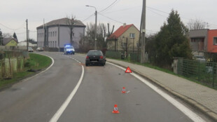 6 zraněných po srážce dvou aut v Bohumíně. Náraz odhodil Golf na chodník, kde smetl chodce