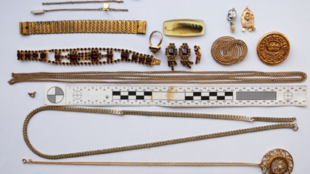 Stoletého seniora drželi násilím, zatímco kradli v domě. Dva pachatelé nakradli šperky a věci v hodnotě 90 tisíc korun