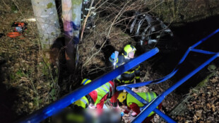 Vážná noční nehoda ve Vítkově-Zálužném, řidič byl pod vlivem drog, nepřipoutaný spolujezdec vypadl z auta
