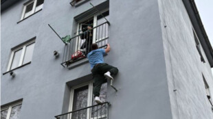 Recidivista kradl parfémy i elektrokola, policistům se při zatýkání schoval pod balkon