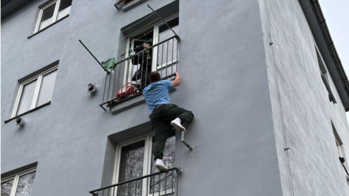 Recidivista kradl parfémy i elektrokola, policistům se při zatýkání schoval pod balkon