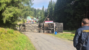 Loňská havárie autobusu se studenty má viníky
