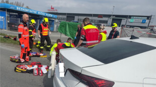 Tragická nehoda v Hlučíně. Řidička skútru zemřela po střetu s osobním autem