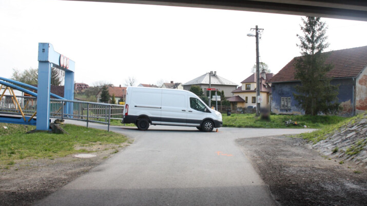 Řidič Transitu nedal přednost 72letému cyklistovi, záchranáři ho museli resuscitovat