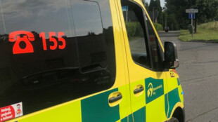 Senior si při řezání dřeva amputoval ruku, byl vrtulníkem transportován do nemocnice