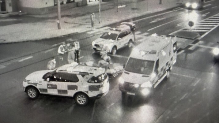 Horší viditelnost, spěch a nepozornost. Chodce v Opavě srazilo auto