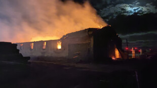 Na Opavsku hořel kravín. Majitel zachraňoval zvířata a přitom se zranil
