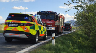 Vrtulník zasahoval u dvou nehod motorkářů. Jeden předjížděl, další vjel do pole